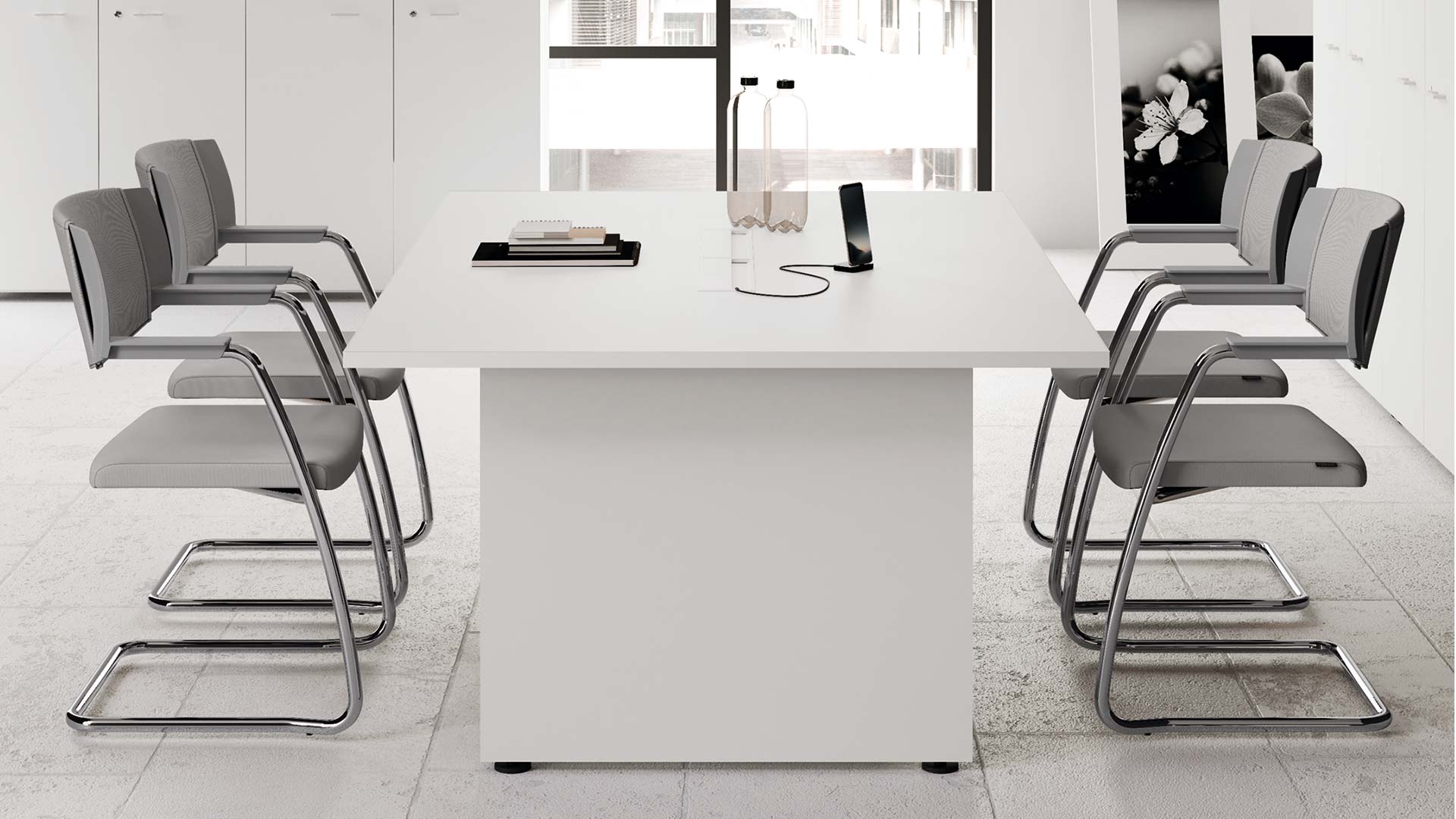 Компактный квадратный стол для переговоров или совещаний