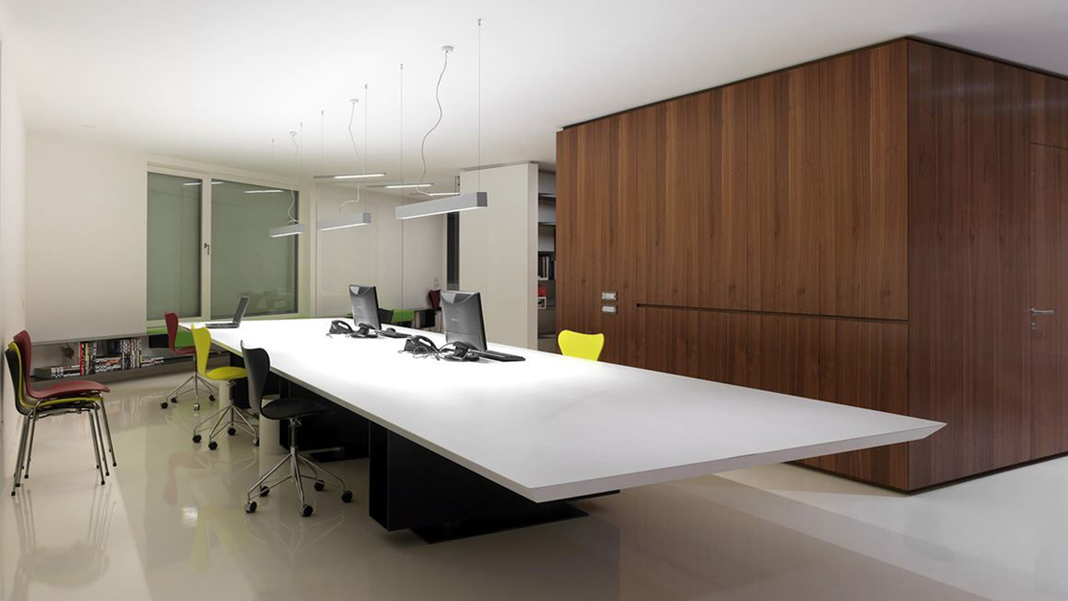 Большой офисный стол