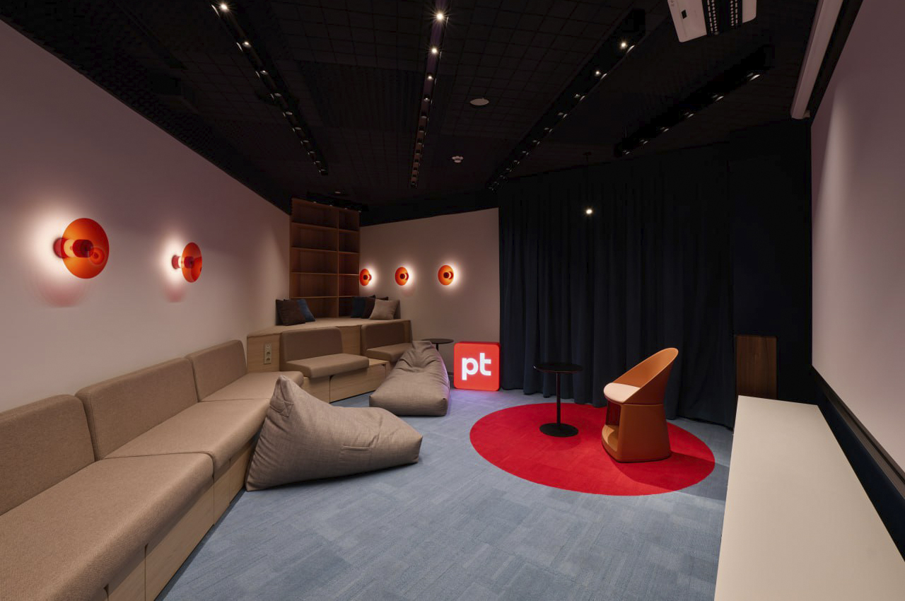 диагональный подиум и стеллаж