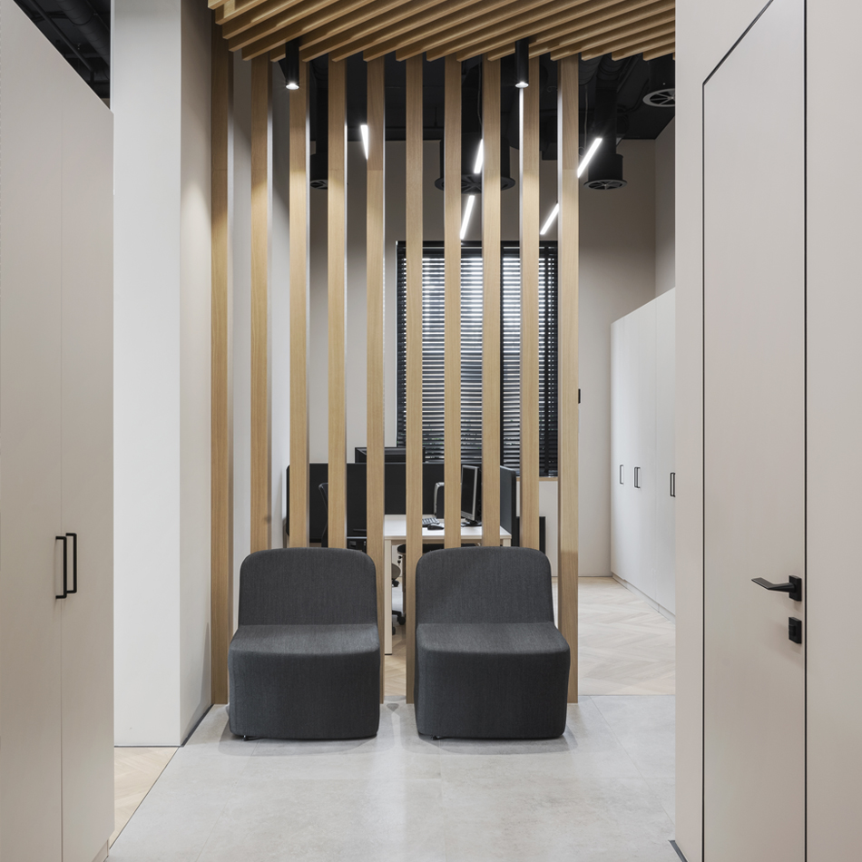 Входная зона и диван в коридоре