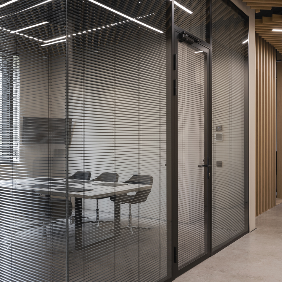 Входная зона и диван в коридоре