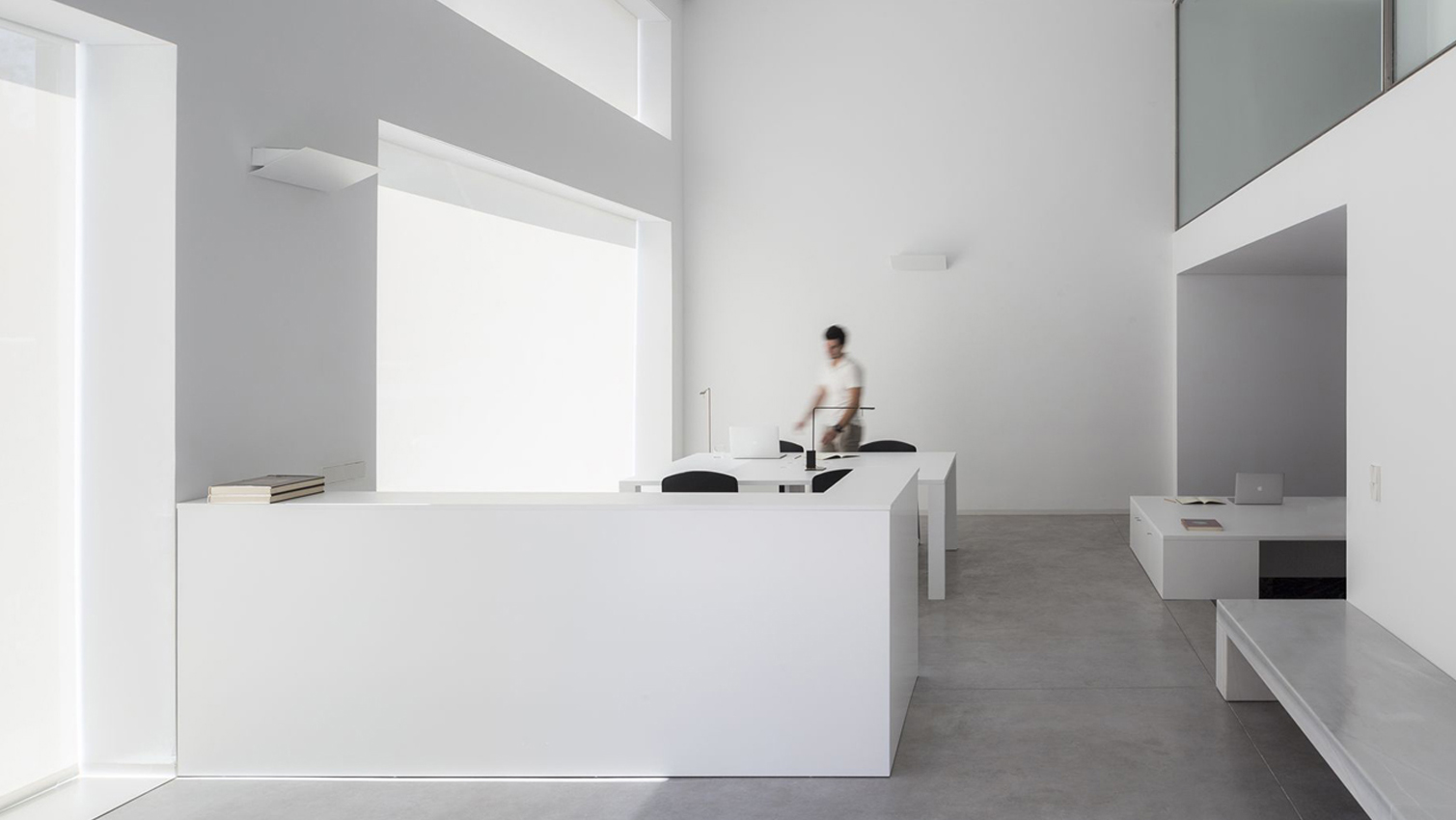 минимализм в офисной мебели