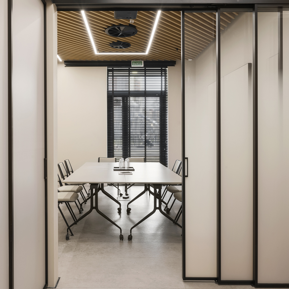 Входная зона и диван в коридоре