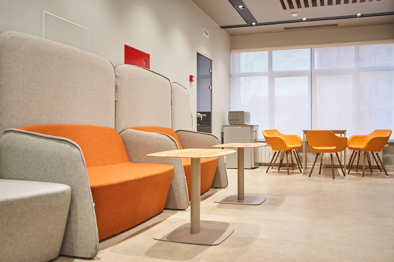 Входная зона и диван в коридоре