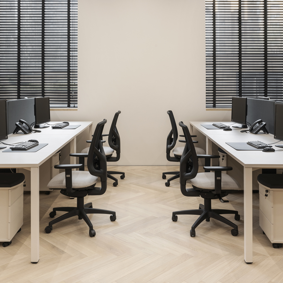 Входная зона и диван в коридоре