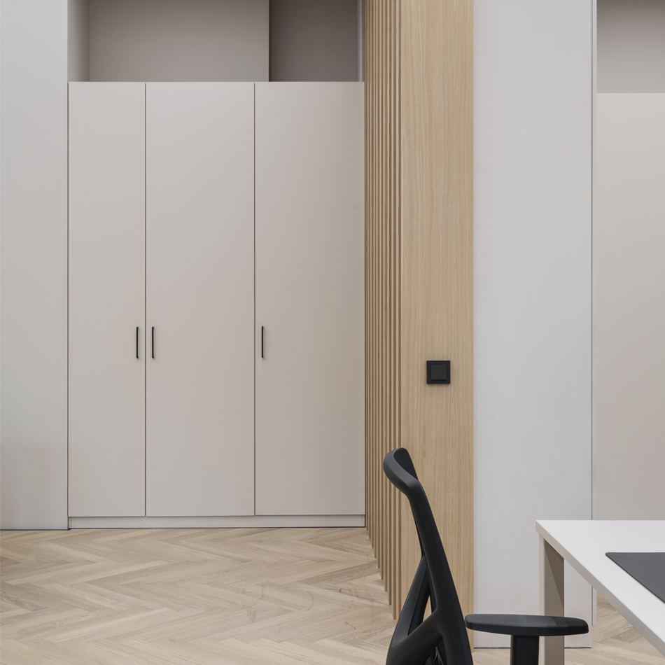 Входная зона и диван в коридоре