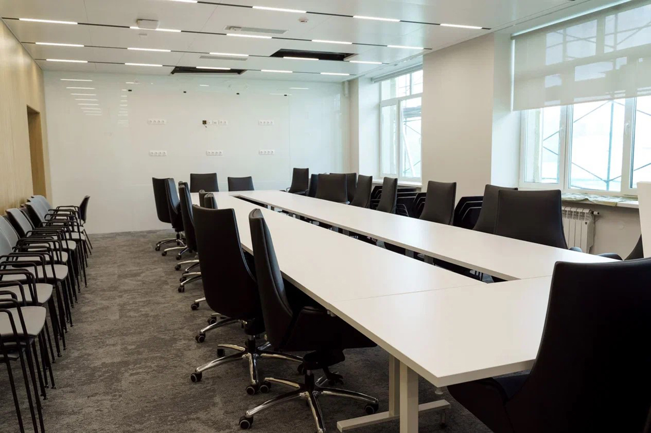 Входная зона и диван в коридоре