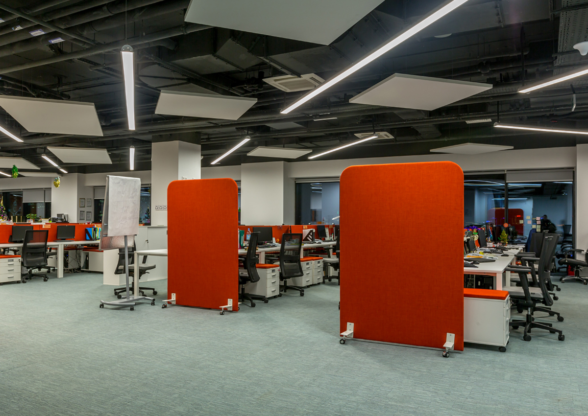 Входная зона и диван в коридоре