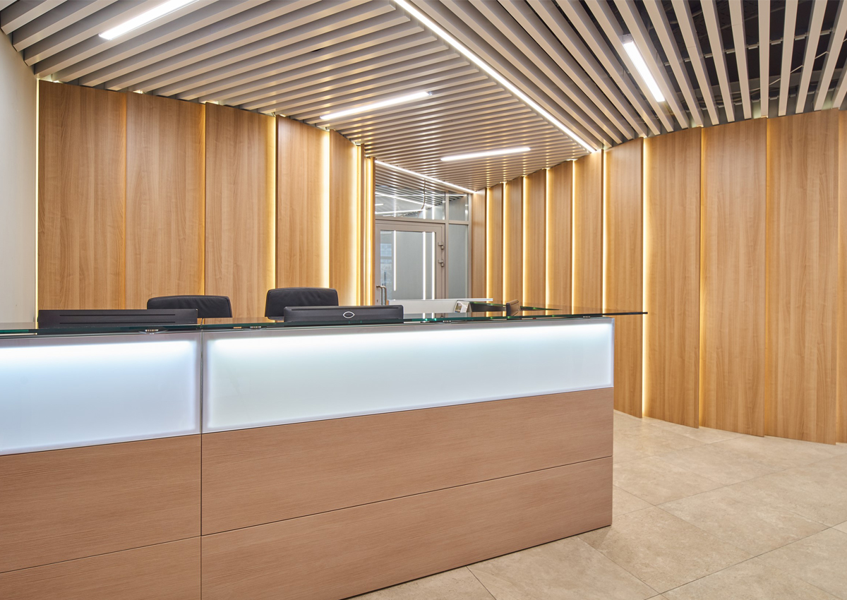 Входная зона и диван в коридоре