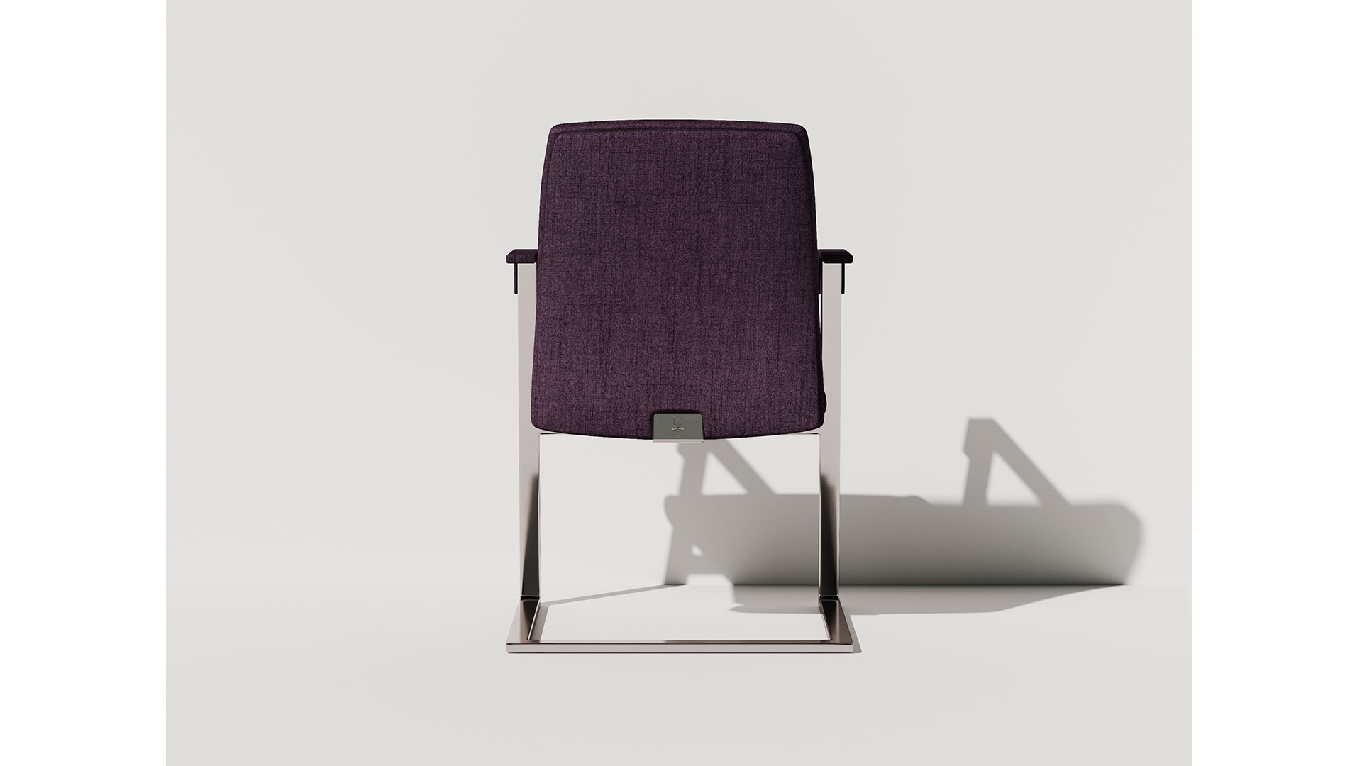 Гостевое кресло имеет закругленную форму спинки