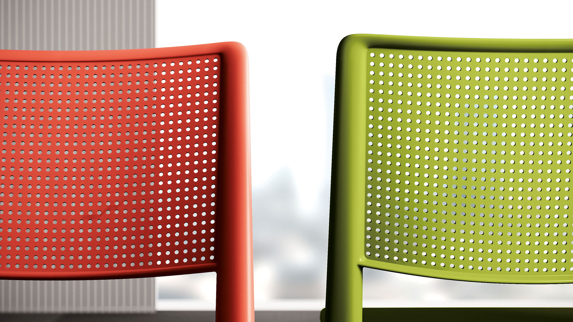 Сиденья и спинки стульев представлены в белом, красном, зелёном или чёрном цвете