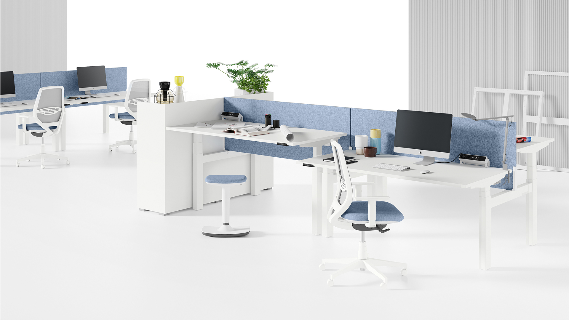 Коллекция столов Up сочетается с любой другой офисной мебелью